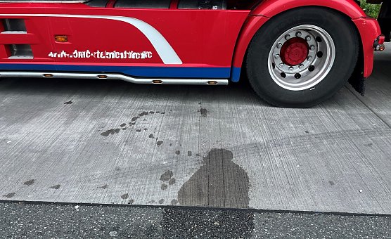 Leergetankte LKWs auf em Autobahnrastplatz (Foto: Autobahnpolizei) Leergetankte LKWs auf em Autobahnrastplatz (Foto: Autobahnpolizei)