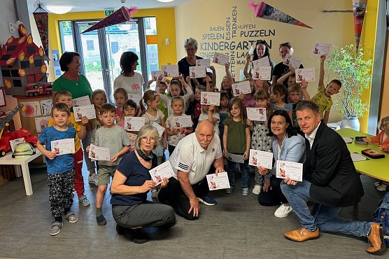 ABC-Sch&uuml;tzen im Kindergarten Wipperg&auml;rtchen in Bad Frankenhausen, erhalten durch Landr&auml;tin Antje Hochwind-Schneider SPD (2.v.re); im Beisein von KKSB-Pr&auml;sident Dr. Andreas R&auml;uber (2.v.li.) und B&uuml;rgermeister Matthias Strejc (1.v.re.) Gutscheine f&uuml;r einen Sportverein. (Foto: Steffen Luprian)