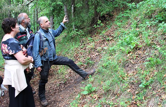 Prof. Dr. Stefan Brunzel (rechts) im Gespr&auml;ch mit der BfN-Pr&auml;sidentin Sabine Riewenherm und J&uuml;rgen Boddenberg (Th&uuml;ringenForst) die Besonderheiten des Gelben Frauenschuhs  (Foto: R.Kornau)