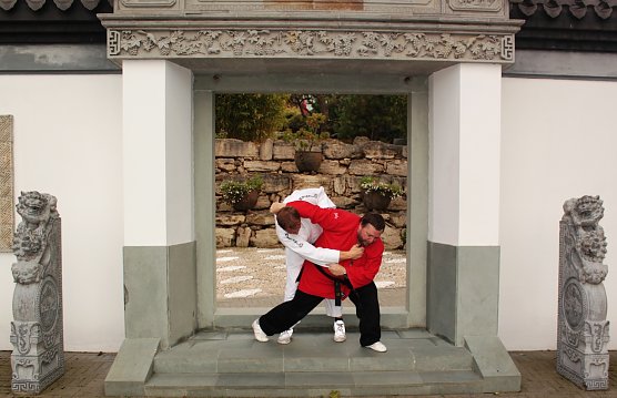 Judow&uuml;rfe sind wie Meereswogen Mifune (10. Dan; Japan) (Foto: Peter Ke&szlig;ler)