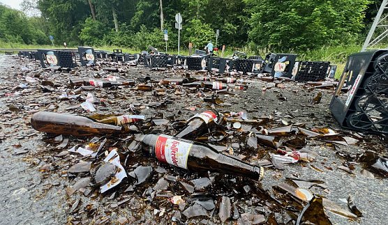 Verlorene Ladung auf der B4 (Foto: S. Dietzel) Verlorene Ladung auf der B4 (Foto: S. Dietzel)