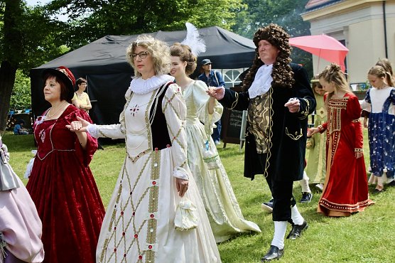 Residenzfest 2022 (Archiv) Festzug mit Schauspieler Matthias Mitteldorf und seiner F&uuml;rstin, gespielt von Michelle Rose (Foto: Eva Maria Wiegand)