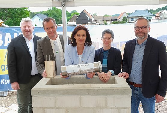 Grundsteinlegung f&uuml;r den Neubau der Grundschule "Kyffh&auml;userland" in Bendeleben. (Mitte): Landr&auml;tin Antje Hochwind-Schneider; 2.v.re. Staatssekret&auml;rin Prof. Dr. Barbara Sch&ouml;nig (Foto: LRA Kyffh&auml;userkreis/ Martin Pollak)