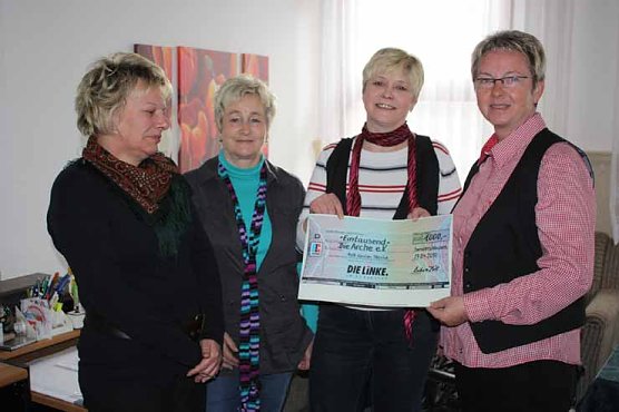 Scheck an Frauenhaus (Foto: Kersten Steinke)