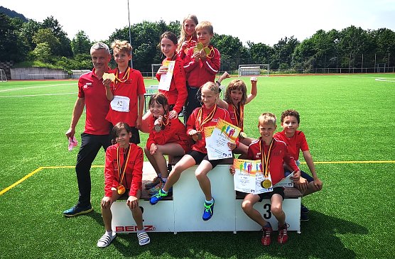 HSG Nordhausen Trainer Alf Schiek und seine Sch&uuml;tzlinge bei der  Mini-WM der Leichtathleten in Sondershausen (Foto: Sandra Arm)