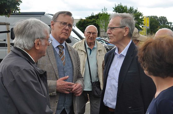 Ramelow im Gespr&auml;ch mit ehemaligen Mitarbeitern (Foto: M. Keller/AHP)