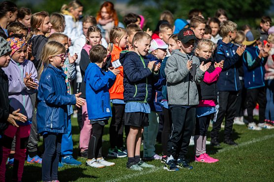 Kinder verabschieden ihren Trainer Uwe R&uuml;diger auf dem Sportplatz in Bad Frankenhausen (Foto: Christoph Keil)