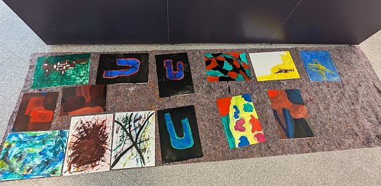 Die Sch&uuml;lerinnen und Sch&uuml;ler der Regelschule am Franzberg durften die Werke von Heinz Scharr eigenst&auml;ndig interpretieren (Foto: Janine Skara)