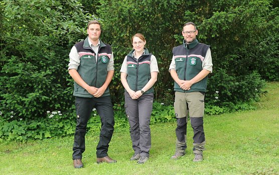 Team Betreuungswald: von links, Christoph Scherlitzke (Revier Ost), Maria Tofeili (Stellv. Forstamtsleiterin), Stefan Ackermann (Revier West)  (Foto: Uli Kl&uuml;&szlig;endorf)