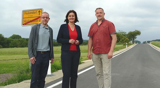 Steffen Lupprian, Landr&auml;tin Antje-Hochwind-Schneider und der Leiter der Bauverwaltung der Gemeinde Helbed&uuml;ndorf Andre Barthel (Foto: Martin Pollack - LRA Kyffh&auml;userkreis)