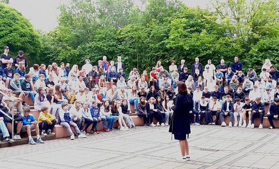 Landr&auml;tin des Kyffh&auml;userkreises Antje Hochwind-Schneider vor Sch&uuml;lerinnen und Sch&uuml;lern der &Ouml;stertalschule Realschule (Foto: LRA Kyffh&auml;userkreis)