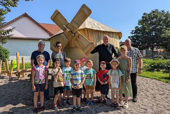 Die Kinder der Kita M&uuml;hlenstrolche, Gerald Heigener (hinten links), ehemaliger Ortsteilb&uuml;rgermeister, Jacqueline Lange (hinten 2.v.links), Fachgebietsleiterin Kitas der Stadtverwaltung Sondershausen, B&uuml;rgermeister Steffen Grimm (hinten 3.v.rechts), Ortsteilb&uuml;rgermeister Markus G&ouml;rbing (rechts) und Denise Hartung, stellv. Leiterin der Kita M&uuml;hlenstrolche (2.v.rechts). (Foto: Janine Skara)