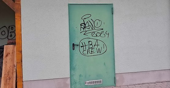 Schmierereien am Sportlerheim (Foto: S. Dietzel) Schmierereien am Sportlerheim (Foto: S. Dietzel)