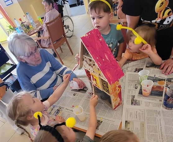 Jung und alt bauen ein Insektenhotel - Haus Wilma und die Kindervilla-Kinder aus Bad Frankenhausen (Foto: Katrin Milde)