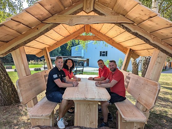 So l&auml;sst es sich gem&uuml;tlich vor der Skate Arena verweilen (v.l.n.r.): Marcel Grunert, Anika Spitzbarth, Ren&eacute; Leipnitz und Toni M&uuml;hlhans. (Foto: Janine Skara)