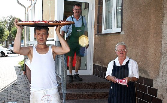 Schwer zu tragen hat der Bäckermeister am XXL-Kuchenaus dem Hause Steinemann (Foto: U.Reinboth) Schwer zu tragen hat der Bäckermeister am XXL-Kuchenaus dem Hause Steinemann (Foto: U.Reinboth)