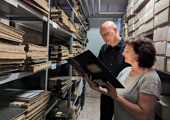 Christine Most (rechts) f&uuml;hrte B&uuml;rgermeister Steffen Grimm (rechts) durch das Stadtarchiv und zeigte antike und zum Teil kostbare Dokumente der Stadt Sondershausen. (Foto: Janine Skara)