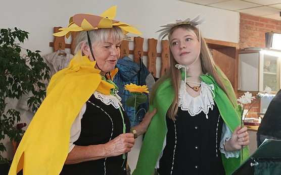 v.re. Angie und Ute von den Bebraer Singv&ouml;geln (Foto: Thomas Leipold)