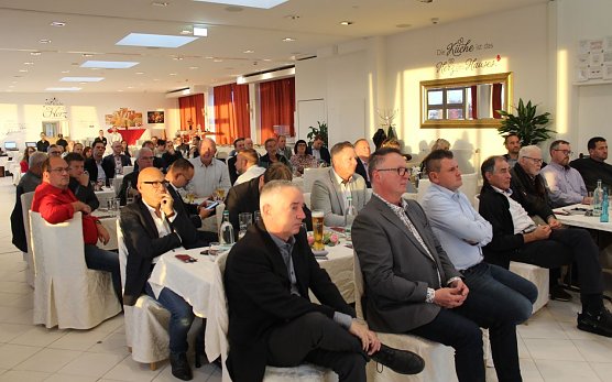 Gut fünfzig Unternehmer lauschten gespannt den Ausführungen (Foto: Eva Maria Wiegand) Gut fünfzig Unternehmer lauschten gespannt den Ausführungen (Foto: Eva Maria Wiegand)