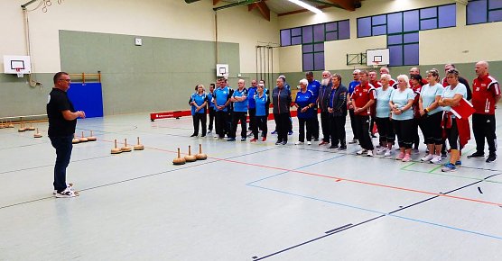 Präsident des TBRSV, Volker Stietzel, mit den teilnehmenden Mannschaften (Foto: Karl-Heinz Schmid) Präsident des TBRSV, Volker Stietzel, mit den teilnehmenden Mannschaften (Foto: Karl-Heinz Schmid)