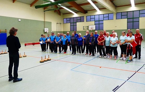 Vorsitzende der BRSG Kyffh&auml;user e.V., Torsten Kawaletz, mit den teilnehmenden Mannschaften (Foto: Karl-Heinz Schmid)