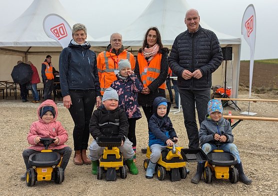 B&uuml;rgermeister Steffen Grimm (hinten rechts), Kitaleiterin Bianca Wei&szlig; (hinten links) und die Kinder der Kita Dorfspatzen besichtigten gestern den Br&uuml;ckenneubau in Hohenebra und freuten sich &uuml;ber den Rundgang mit Projektleiter Marco Kresse und der Kommunikationsverantwortlichen der Deutschen Bahn, Belinda Grenzd&ouml;rfer. (Foto: Janine Skara)