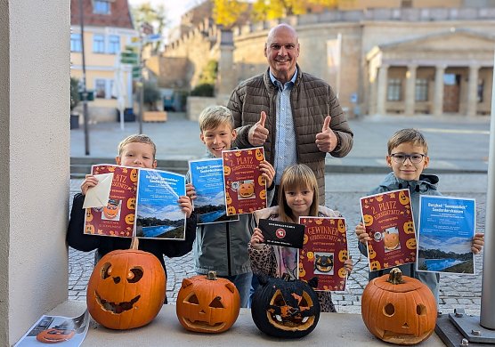 B&uuml;rgermeister Steffen Grimm (Mitte) mit den gl&uuml;cklichen Gewinnern des diesj&auml;hrigen K&uuml;rbisschnitzwettbewerbes (v.l.n.r.): Emil Bodemann (2. Platz), Samuel Koch (2. Platz), Gewinnerin Svetlana Luks und Simon Kohl (2. Platz). Carl Bodemann gewann den 3. Platz. (Foto: Janine Skara)