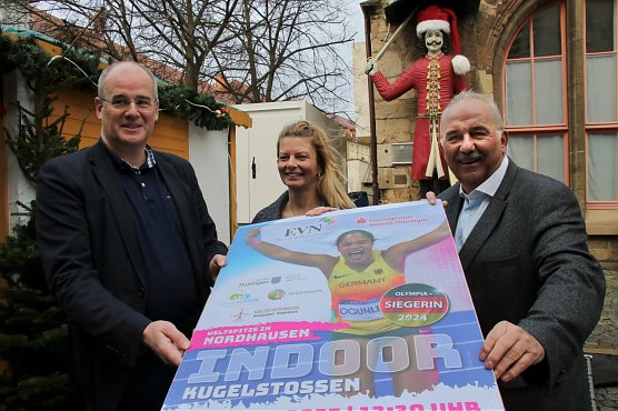 Landrat Matthias Jendricke, B&uuml;rgermeisterin Alexandra Rieger und Sportkoordinator Werner H&uuml;tcher freuen sich schon jetzt auf das Kugelsto&szlig;-Event und internationalen Spitzensport (Foto: agl)