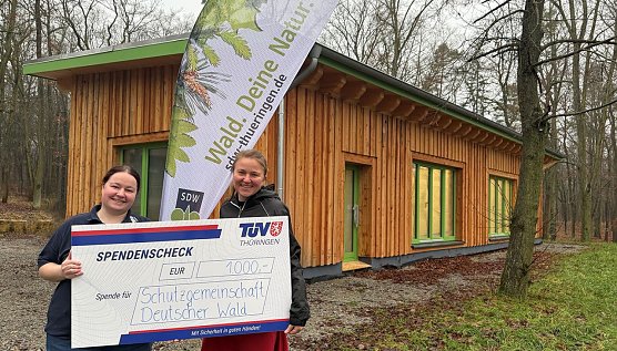 Die Weihnachtsspende des TÜV ging an die Schutzgemeinschaft Deutscher Wald (Foto: TÜV Thüringen) Die Weihnachtsspende des TÜV ging an die Schutzgemeinschaft Deutscher Wald (Foto: TÜV Thüringen)