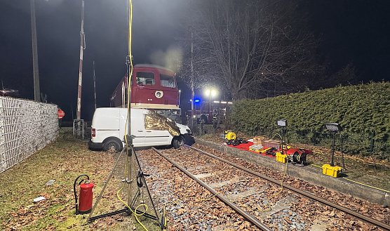 Tonnaer Straße in Bad Langensalza heute Nacht (Foto: Feuerwehr Bad Langensalza) Tonnaer Straße in Bad Langensalza heute Nacht (Foto: Feuerwehr Bad Langensalza)