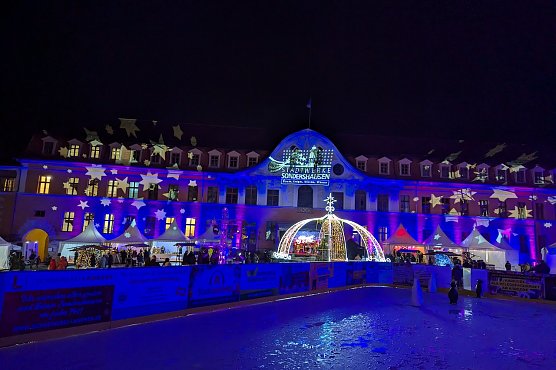 Schlittschuhvergn&uuml;gen vor einer atemberaubenden Lichtkulisse: Das gibt es bis zum 29. Dezember im Sondersh&auml;user Schlosshof zu erleben.   (Foto: Janine Skara)