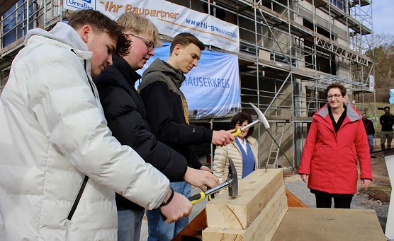 Beim Richtfest f&uuml;r den Anbau zum Berufsschulcampus des Staatlichen Berufsschulzentrums II im Kyffh&auml;userkreis mit Staatsbesuch, rechts im Bild Bundesministerin Clara Geywitz (SPD), halfen Sch&uuml;ler die gro&szlig;en N&auml;gel in das Holz zu schlagen (Foto: Eva Maria Wiegand)