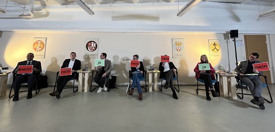 Antwort auf zwei geschlossene Fragen an die Kandidaten (Foto: oas) Antwort auf zwei geschlossene Fragen an die Kandidaten (Foto: oas)