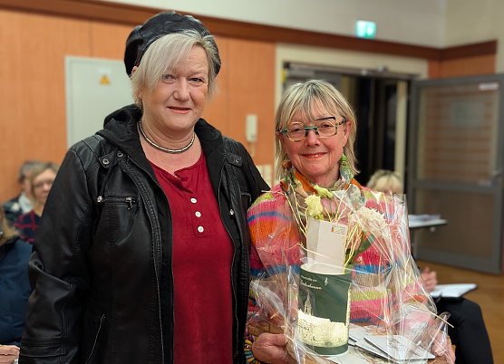 Markth&auml;ndlerin Cornelia Hoyer &uuml;bernahm im Namen aller H&auml;ndler die feierliche Verabschiedung von Marktmeisterin Heidi Schink&ouml;th-Heise.     (Foto: Janine Skara)