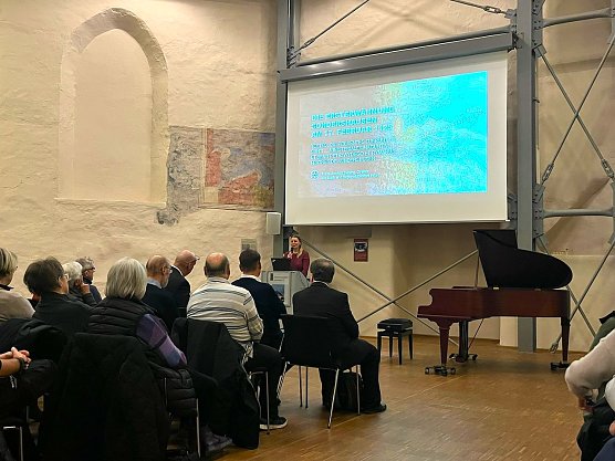 Dr. Carolin Sch&auml;fer, Leiterin des Schlossmuseums, freute sich &uuml;ber die vielen Interessierten zum Festvortrag in der Cruciskirche Sondershause (Foto: Janine Skara)