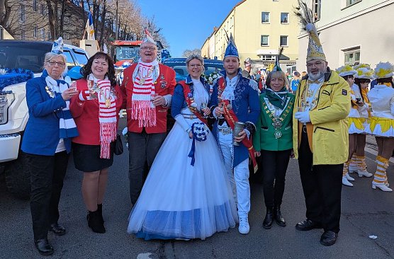 Die Vereinspr&auml;sidentinnen und -pr&auml;sidenten Antje Kerst, BCV Blau-Wei&szlig; Beberanien (li.), Mirko Threbank und Susanne Beck (2.u.3.v.li.), FCC Rot-Wei&szlig; Gro&szlig;furra, Tina K&auml;stner (2.v.re), SCC Gr&uuml;n-Wei&szlig; Sondershausen und Dirk Hempel (re.) vom SCC Gelb-Wei&szlig; Stockhausen zusammen mit dem Landesprinzenpaar, Prinzessin Inken I. und Prinz Stephan I.. (Foto: Janine Skara)