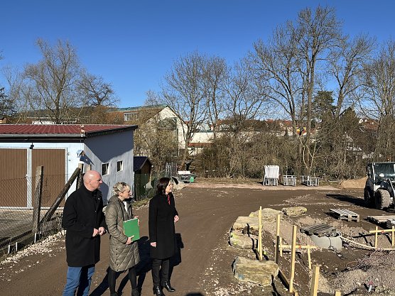 li. B&uuml;rgermeister Steffen Grimm (parteilos) und Landr&auml;tin Antje Hochwind-Schneider (SPD) rechts im Bild, besichtigen die Baustelle in der Talstrasse (Foto: Martin Hellmann (Landratsamt Kyffh&auml;user))