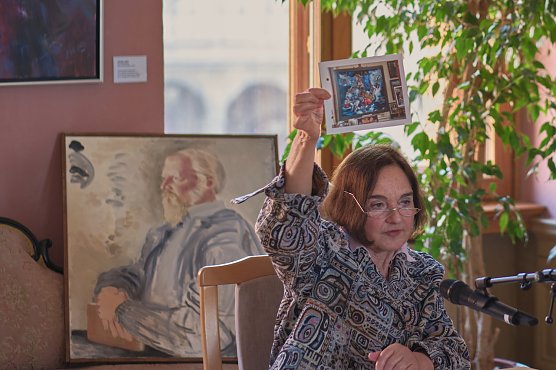  Die Autorin Daniela Dahn stellt ihr Buch vor und berichtete &uuml;ber ihre Begegnungen und Gespr&auml;che mit Ronald Paris (Foto: Janine Skara)