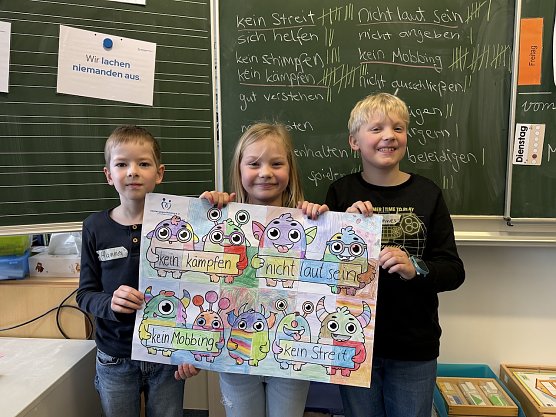 Antui-Mobbing Training: Hannes, Charlotte und Hannes (v.l.) der Klasse 3b mit dem gemeinschaftlich gestalteten Plakat (Foto: Josephine Matuszewski Sozialp&auml;dagogin)