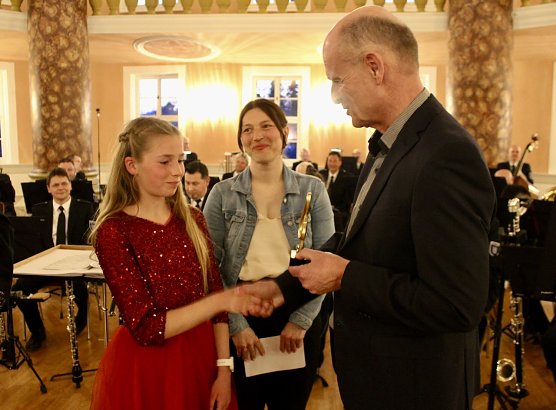 v.li.n.re. Sch&uuml;lerin Anouk; Musiklehrerin Carolin &Ouml;zbek, Matthias Bollenbach  (Foto: Eva Maria Wiegand)