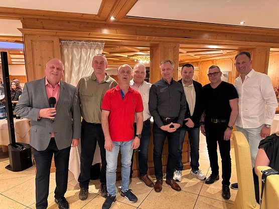 Von links: Helmut Peter, Andr&eacute; Spie&szlig;, Ren&eacute; Stange, Hanjo Lautenschl&auml;ger, Thomas Meyer, Ingo Langner, Jens Kupfer und Andreas Peter (Foto: AHP)