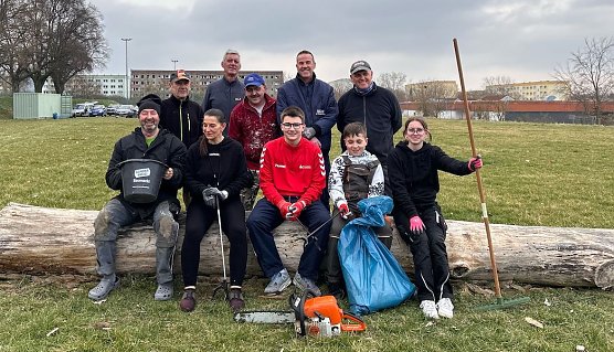 Die Faustballer aus Bad Frankenhausen halfen beim Fr&uuml;hjahrsputz (Foto: Stadtverwaltung Bad Frankenhausen)