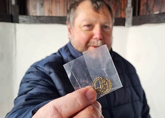 Besondere Auszeichnungen: Verdienstzeichen der DLRG in Bronze (Foto: Peter Ke&szlig;ler)