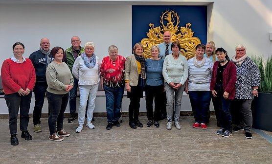B&uuml;rgermeister Steffen Grimm (6.v.re.) freute sich &uuml;ber den gemeinsamen Austausch mit den Ehrenamtlichen, die in den Einrichtungen der Stadtverwaltung Sondershausen t&auml;tig sind. (Foto: Janine Skara)