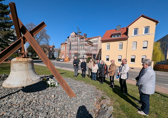 In Gedenken an die Bombardierung von Sondershausen kamen Zeitzeugen und interessierte Sondersh&auml;user zur Gedenkstunde mit B&uuml;rgermeister Steffen Grimm (links).   (Foto: Janine Skara)