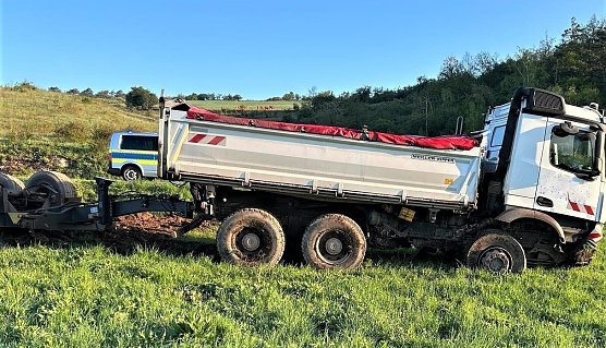 Verunfallter LKW bei Badra (Foto: Polizei)