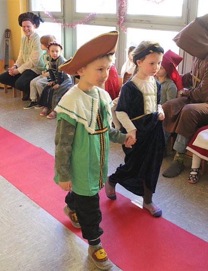 Die Kinder der Kindervilla Bad Frankenhausen hatten Spa&szlig; bei ihrer keinen Modenschau (Foto: Katrin Milde)