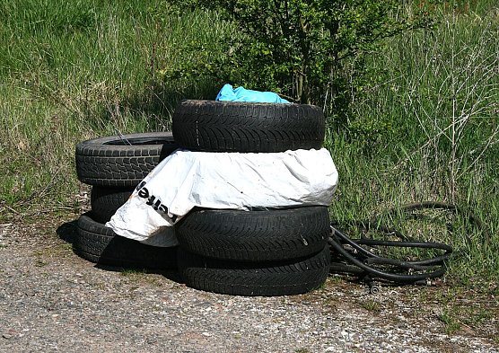 Müll am Straßenrand (Foto: Ulrich Reinboth) Müll am Straßenrand (Foto: Ulrich Reinboth)