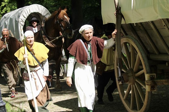 Rund 30 Darsteller in historischen Gew&auml;ndern auf den Spuren von M&uuml;ntzer im Schlosspark in Ebeleben (Foto: Eva Maria Wiegand)