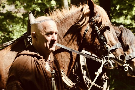 Rund 30 Darsteller in historischen Gew&auml;ndern auf den Spuren von M&uuml;ntzer im Schlosspark in Ebeleben (Foto: Eva Maria Wiegand)